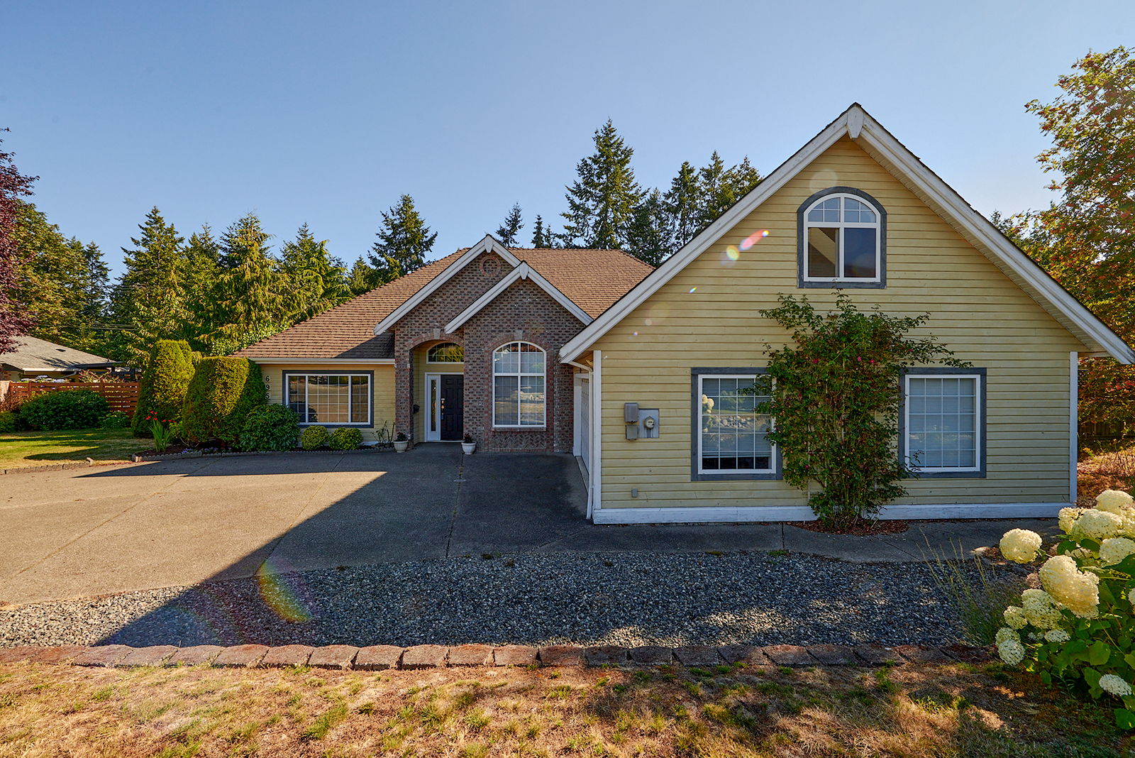 SOLD #695 Avon Place, Qualicum Beach, British Columbia 