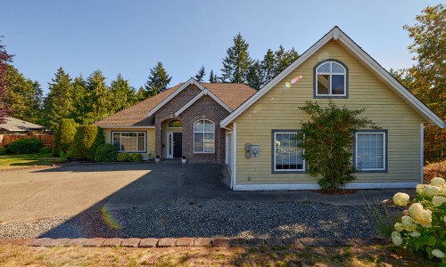 SOLD #695 Avon Place, Qualicum Beach, British Columbia 